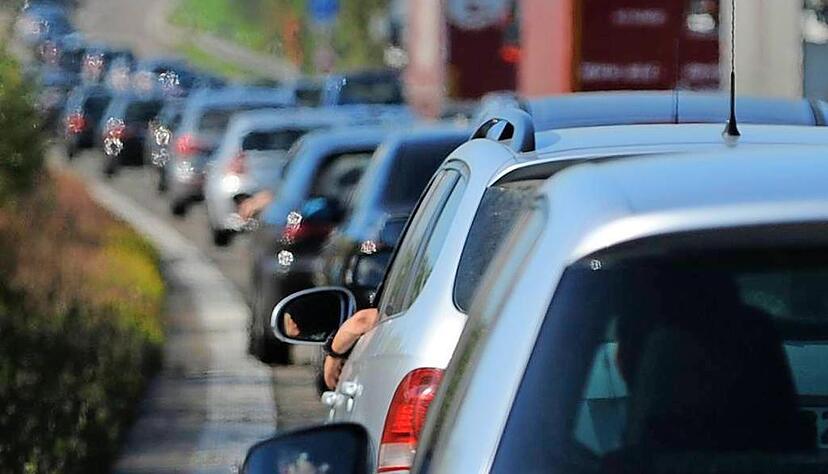 Auf der A6 staut sich am Freitagnachmittag der Verkehr um mehrere Kilometer. Auf der A6 staut sich am Freitagnachmittag der Verkehr um mehrere Kilometer.