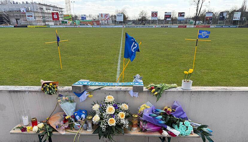 In Erlangen ist ein Fußballtor auf einen Jungen gestürzt. In Erlangen ist ein Fußballtor auf einen Jungen gestürzt.