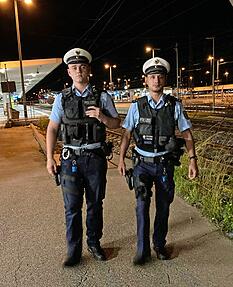 Alexander Peil (links) und Denis Schöpp drehen kurz nach Mitternacht eine Runde über das Bahnhofsgelände in Heilbronn. Alexander Peil (links) und Denis Schöpp drehen kurz nach Mitternacht eine Runde über das Bahnhofsgelände in Heilbronn.