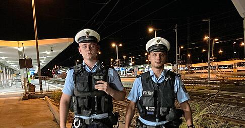 Alexander Peil (links) und Denis Schöpp drehen kurz nach Mitternacht eine Runde über das Bahnhofsgelände in Heilbronn. Alexander Peil (links) und Denis Schöpp drehen kurz nach Mitternacht eine Runde über das Bahnhofsgelände in Heilbronn.