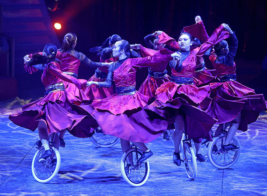 Die japanische Formation UniCircle Flow zeigt einen Tanz auf dem Einrad. Die japanische Formation UniCircle Flow zeigt einen Tanz auf dem Einrad.