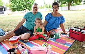 Jan und Vesna Mehovic haben es sich mit ihrer vierj&auml;hrigen Enkelin Charlotte im Schatten der B&auml;ume gem&uuml;tlich gemacht.
