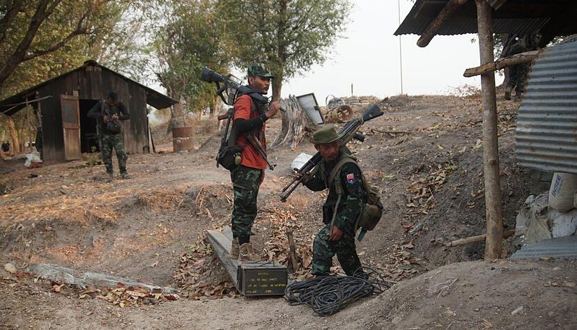 Mitglieder der Karen National Liberation Army sammeln Waffen ein, nachdem sie einen Außenposten der Armee im südlichen Teil der Stadt Myawaddy erobert haben.