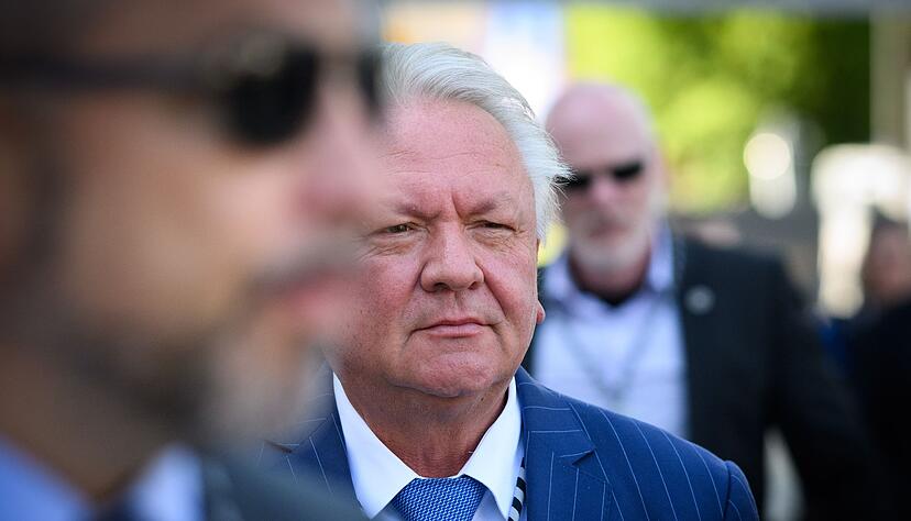 Armin Papperger, Vorstandsvorsitzender der Rheinmetall AG, kommt, begleitet von Personenschützern, zum Tag der deutschen Industrie 2024 des Bundesverbandes der Deutschen Industrie (BDI). Armin Papperger, Vorstandsvorsitzender der Rheinmetall AG, kommt, begleitet von Personenschützern, zum Tag der deutschen Industrie 2024 des Bundesverbandes der Deutschen Industrie (BDI).