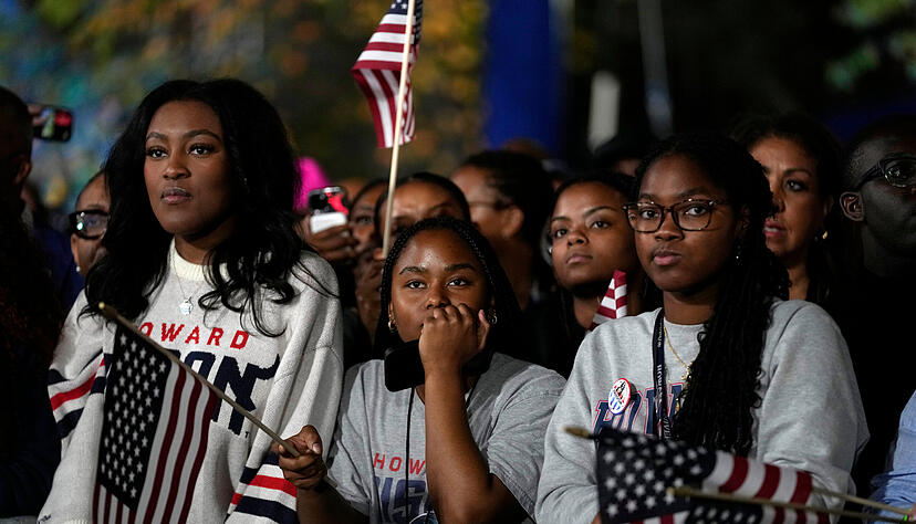 Unterstützer beobachten die Ergebnisse einer Wahlkampfveranstaltung für die demokratische Präsidentschaftskandidatin Kamala Harris auf dem Campus der Howard University in Washington. Unterstützer beobachten die Ergebnisse einer Wahlkampfveranstaltung für die demokratische Präsidentschaftskandidatin Kamala Harris auf dem Campus der Howard University in Washington.