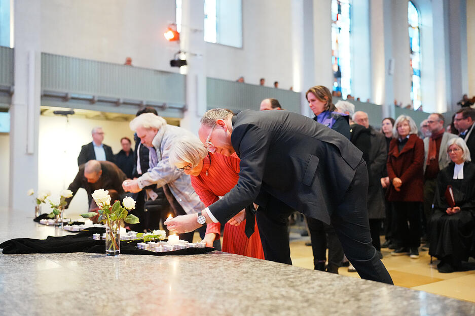 Bei einem Gedenkgottesdienst in der Konkordienkirche zünden Menschen Kerzen an. Bei einem Gedenkgottesdienst in der Konkordienkirche zünden Menschen Kerzen an.