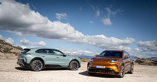 Porsche Cayenne, jetzt auch elektrisch: Der Bestseller rollt noch vor der Sommerpause an die Lades&auml;ule &ndash; Verbrenner und Plug-in-Hybride bleiben trotzdem im Programm.