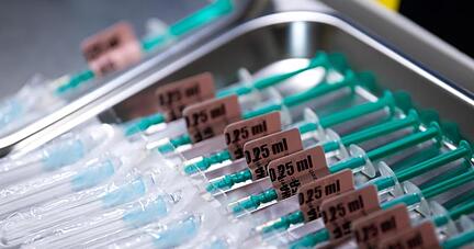 Spritzen mit dem Moderna-Impfstoff gegen das Coronavirus liegen in einem Impfzentrum bereit.