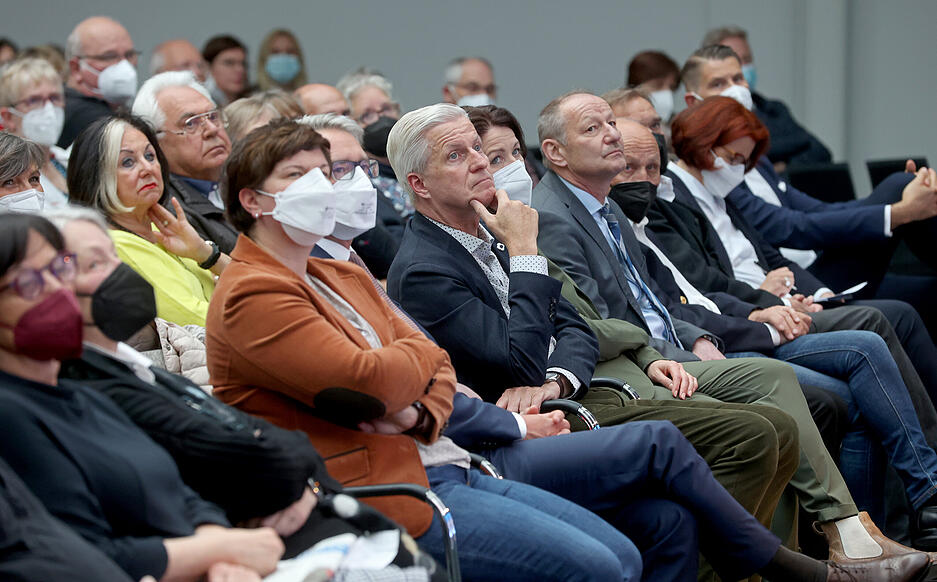Abendvorlesung Medizin Hautnah zum Thema Autoimmunerkrankungen, Referent Prof. Henes, Tübingen und Verabschiedung Iris Baars-Werner. Abendvorlesung Medizin Hautnah zum Thema Autoimmunerkrankungen, Referent Prof. Henes, Tübingen und Verabschiedung Iris Baars-Werner.