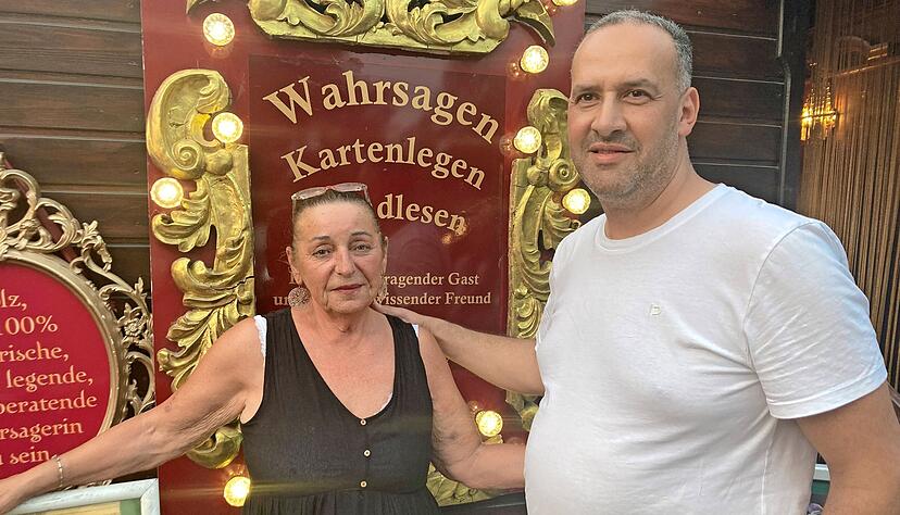 Wahrsagerin Odessa Traber bedankt sich bei ihrem Kollegen Mustafa Mashhour, der durch sein beherztes Eingreifen Schlimmeres verhindert hat. Wahrsagerin Odessa Traber bedankt sich bei ihrem Kollegen Mustafa Mashhour, der durch sein beherztes Eingreifen Schlimmeres verhindert hat.