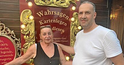 Wahrsagerin Odessa Traber bedankt sich bei ihrem Kollegen Mustafa Mashhour, der durch sein beherztes Eingreifen Schlimmeres verhindert hat.
Foto: Kilian Krauth Wahrsagerin Odessa Traber bedankt sich bei ihrem Kollegen Mustafa Mashhour, der durch sein beherztes Eingreifen Schlimmeres verhindert hat.
Foto: Kilian Krauth