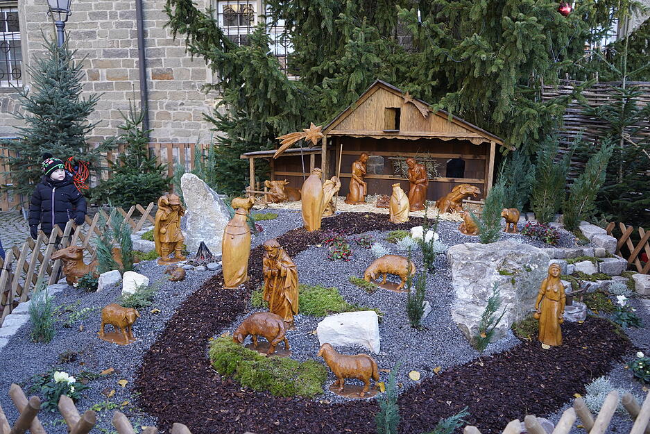 "Winter-Wunder-Weihnachtsglanz" ist das Motto des Öhringer Weihnachtsmarktes. Vom ersten bis zum dritten Adventswochenende erwarten die zahlreichen Besucher liebevolle Geschenkideen und viele Köstlichkeiten vor Ort. "Winter-Wunder-Weihnachtsglanz" ist das Motto des Öhringer Weihnachtsmarktes. Vom ersten bis zum dritten Adventswochenende erwarten die zahlreichen Besucher liebevolle Geschenkideen und viele Köstlichkeiten vor Ort.
