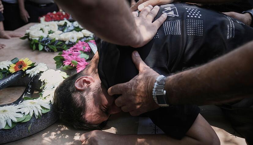 Angehörige trauern um ein Opfer eines iranischen Angriffs.