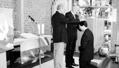 Hans Schindler und Superintendent Wolfgang Rieker (von links) bitten um den Segen f&uuml;r den neuen Pastor Holger Panteleit. (Foto: Gerhard Gutbrod)