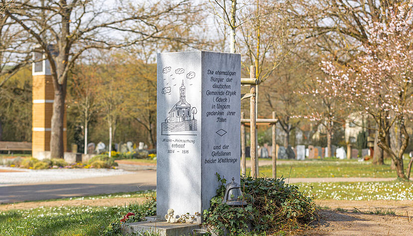 Zum 40. Gedenktag an die Vertreibung war am 26. März 1986 ein Gedenkstein auf dem Lauffener Parkfriedhof eingeweiht worden. Eingeschlossen im Stein ist die Urne mit den Namen der Gestorbenen und Gefallenen. Zum 40. Gedenktag an die Vertreibung war am 26. März 1986 ein Gedenkstein auf dem Lauffener Parkfriedhof eingeweiht worden. Eingeschlossen im Stein ist die Urne mit den Namen der Gestorbenen und Gefallenen.