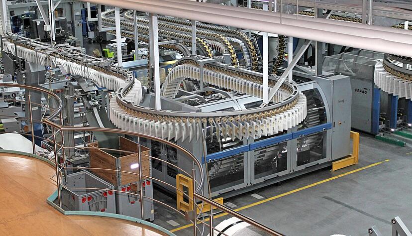 Das F&ouml;rderband, das die gedruckten Zeitungen von der Rotation in die Lagerhalle zum Versand transportiert, ist 1,5 Kilometer lang.
Fotos: Lisa K&ouml;nnecke