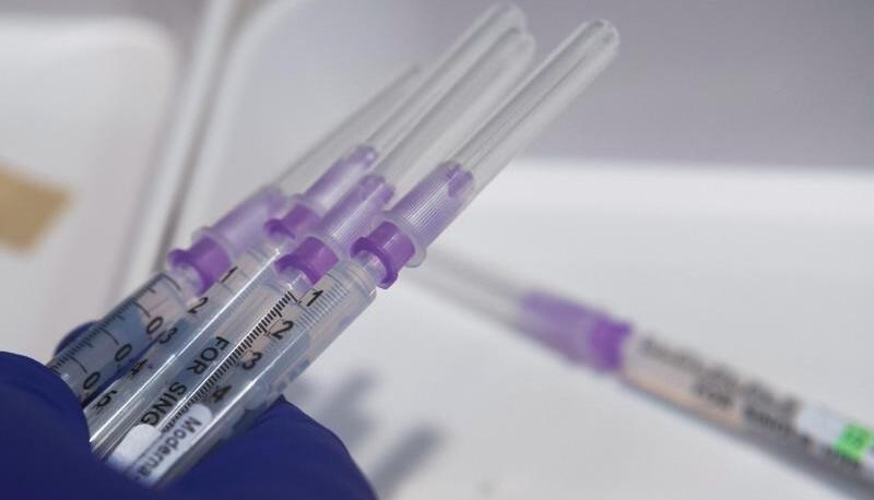 Laut Paul-Ehrlich-Institut sind schwerwiegende Nebenwirkungen bei den zugelassenen Corona-Impfstoffen sehr selten und &auml;ndern nicht das positive Nutzen-Risiko-Verh&auml;ltnis. Foto: dpa