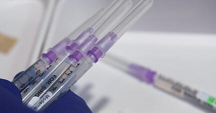 Laut PEI sind schwerwiegende Nebenwirkungen bei den zugelassenen Corona-Impfstoffen sehr selten und ändern nicht das positive Nutzen-Risiko-Verhältnis. Laut PEI sind schwerwiegende Nebenwirkungen bei den zugelassenen Corona-Impfstoffen sehr selten und ändern nicht das positive Nutzen-Risiko-Verhältnis.