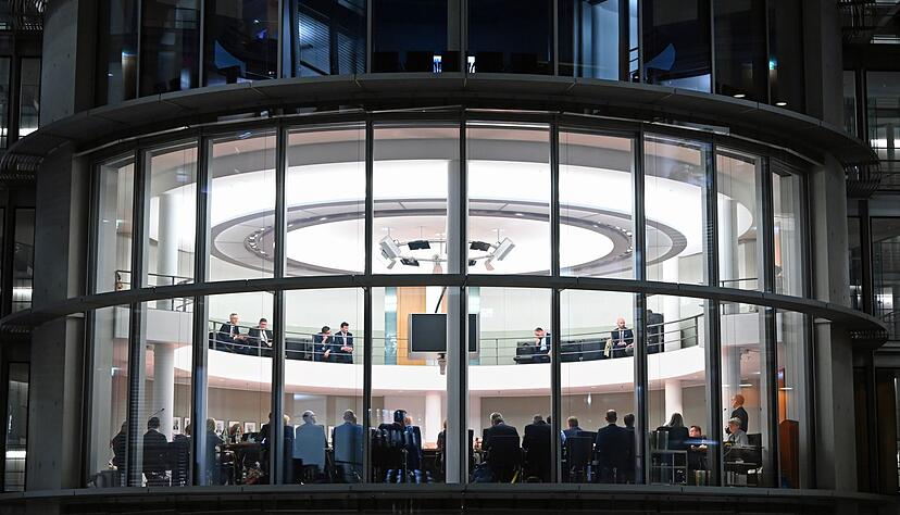 Die Sitzung dauerte bis zum fr&uuml;hen Morgen.