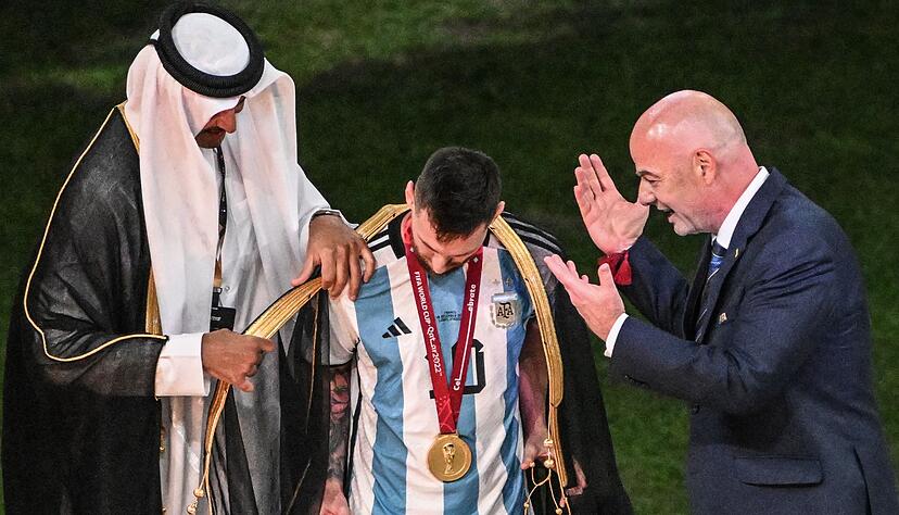 Für Weltmeister Lionel Messi hatte der Emir von Katar eine besondere Überraschung - zur Freude von Infantino. (Archivbild) Für Weltmeister Lionel Messi hatte der Emir von Katar eine besondere Überraschung - zur Freude von Infantino. (Archivbild)