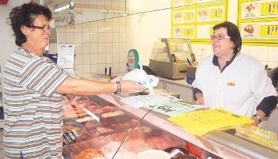 Anne Spampanato (links) fände es schade, nicht mehr bei Sabine Baschbach und ihren Kollegen im Gemminger Cap-Markt einkaufen zu können.Foto: Stefanie Pfäffle Anne Spampanato (links) fände es schade, nicht mehr bei Sabine Baschbach und ihren Kollegen im Gemminger Cap-Markt einkaufen zu können.Foto: Stefanie Pfäffle