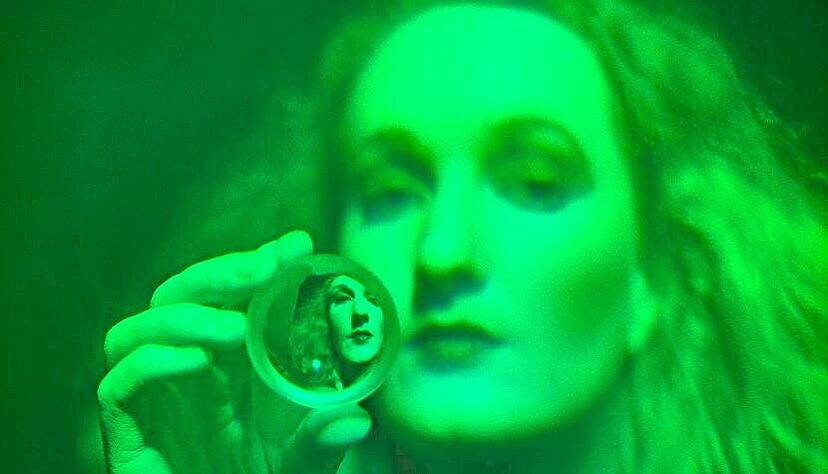 Reflexionshologramm aus dem Jahr 1984: "Self Portrait With Lens" von Edwina Orr, 40x30 cm. Reflexionshologramm aus dem Jahr 1984: "Self Portrait With Lens" von Edwina Orr, 40x30 cm.