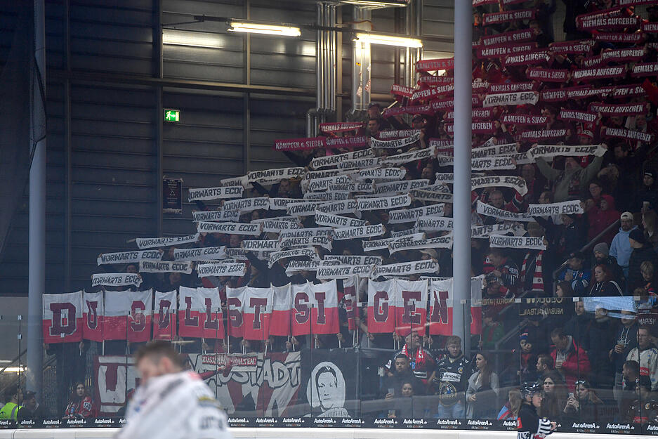 Die Fans der Memmingen Indians haben in Heilbronn eine Choreo vorgetragen. Die Fans der Memmingen Indians haben in Heilbronn eine Choreo vorgetragen.