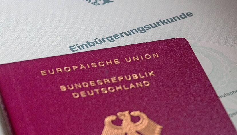 Viele wollen Deutsche werden: Die Zahl der Einb&uuml;rgerungsantr&auml;ge ist seit einem Jahr deutlich gestiegen.
Foto: dpa
