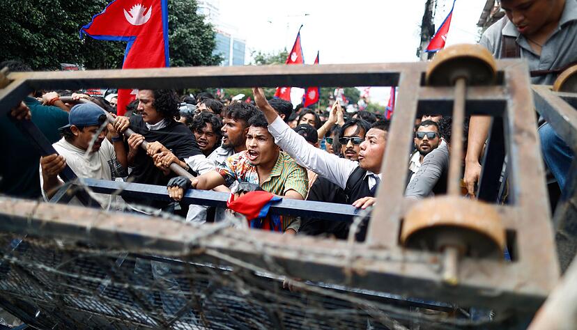 Demonstranten protestierten gegen Korruption und die Abschaltung der sozialen Medien durch die Regierung Nepals. Demonstranten protestierten gegen Korruption und die Abschaltung der sozialen Medien durch die Regierung Nepals.