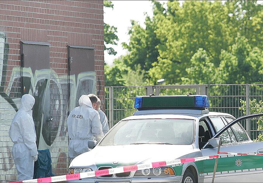 Spurensicherung am Polizeiwagen der ermordeten Polizistin auf der Heilbronner Theresienwiese.