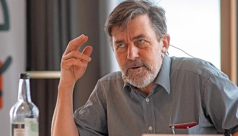 Wenn er konzentriert ist und es ihm leicht fällt, zu schreiben, ist es ein wenig, als würde er Roger Federer beim Tennisspielen zusehen: Peter Stamm liest und erzählt im Parkhotel auf Einladung des Literaturhauses Heilbronn. Wenn er konzentriert ist und es ihm leicht fällt, zu schreiben, ist es ein wenig, als würde er Roger Federer beim Tennisspielen zusehen: Peter Stamm liest und erzählt im Parkhotel auf Einladung des Literaturhauses Heilbronn.