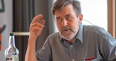 Wenn er konzentriert ist und es ihm leicht fällt, zu schreiben, ist es ein wenig, als würde er Roger Federer beim Tennisspielen zusehen: Peter Stamm liest und erzählt im Parkhotel auf Einladung des Literaturhauses Heilbronn. Wenn er konzentriert ist und es ihm leicht fällt, zu schreiben, ist es ein wenig, als würde er Roger Federer beim Tennisspielen zusehen: Peter Stamm liest und erzählt im Parkhotel auf Einladung des Literaturhauses Heilbronn.