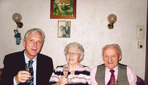 „Auf viele weitere gemeinsame und gesunde Jahre“: Bürgermeister Harry Mergel stößt mit den Diamantenen Hochzeitern an.Foto: Ulrike Bauer „Auf viele weitere gemeinsame und gesunde Jahre“: Bürgermeister Harry Mergel stößt mit den Diamantenen Hochzeitern an.Foto: Ulrike Bauer