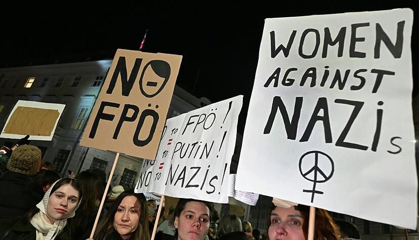 Teilnehmerinnen warnen vor der russlandfreundlichen und rechten Politik der FP&Ouml;.