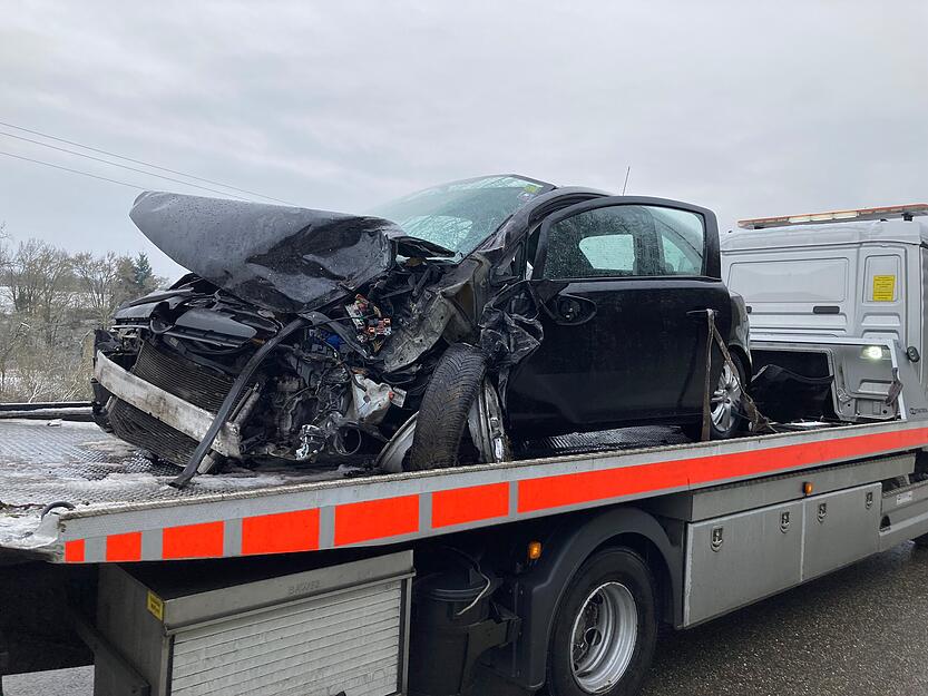 Nach ersten Informationen der Polizei ist das Auto in den Gegenverkehr geraten und dort mit dem Lkw kollidiert. Die Fahrerin erlitt schwere Verletzungen und wurde in ein Krankenhaus eingeliefert.