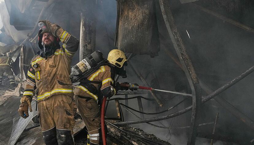 Das Feuer war Medien zufolge am Dienstag in einer 2.000 Quadratmeter gro&szlig;en Markthalle ausgebrochen.
