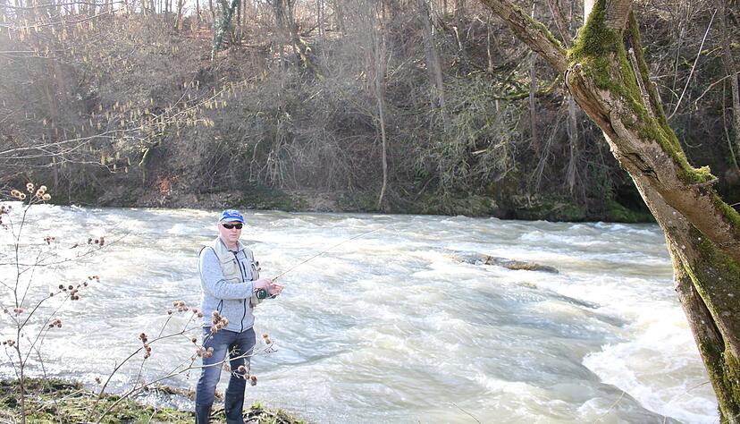In seinem Element: Der passionierte Angler Markus Hannemann aus Dörzbach engagiert sich als Sprecher der Fischhegegemeinschaft Jagst für rund 4000 Menschen in Vereinen in vier Landkreisen.
Foto: Armin Rößler In seinem Element: Der passionierte Angler Markus Hannemann aus Dörzbach engagiert sich als Sprecher der Fischhegegemeinschaft Jagst für rund 4000 Menschen in Vereinen in vier Landkreisen.
Foto: Armin Rößler