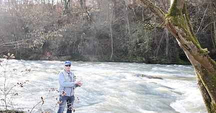 In seinem Element: Der passionierte Angler Markus Hannemann aus Dörzbach engagiert sich als Sprecher der Fischhegegemeinschaft Jagst für rund 4000 Menschen in Vereinen in vier Landkreisen.
Foto: Armin Rößler