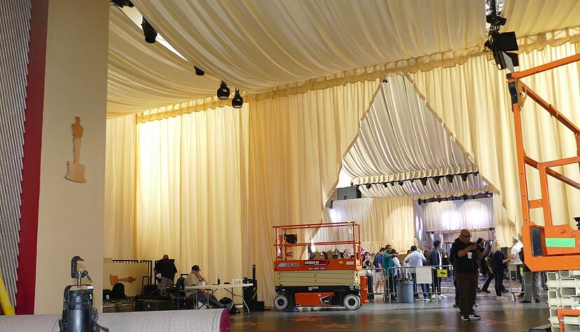 Die Stra&szlig;e vor dem Dolby Theatre wird mit einem roten Teppich versch&ouml;nert.