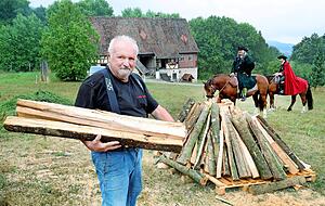 Herbert Haag baut mit seinem Team den Meiler auf.
Fotos: Thumilan Selvakumaran Herbert Haag baut mit seinem Team den Meiler auf.
Fotos: Thumilan Selvakumaran