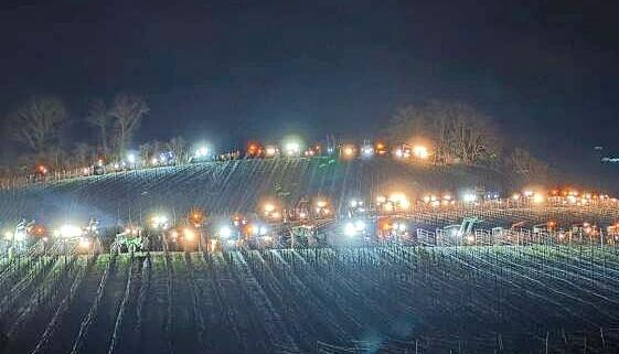 Entlang der A6 leuchten Traktoren, um so den Bauern-Protest sichtbar zu machen.