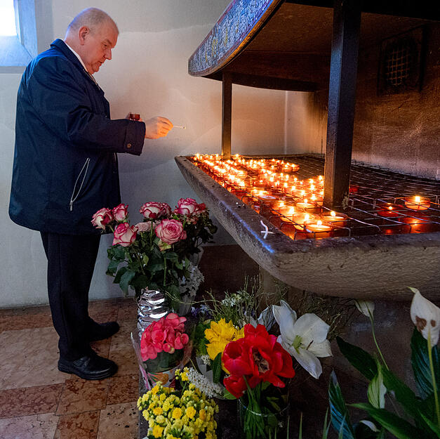 Am Ostersonntag hatte Papst Franziskus vor Zehntausende Gläubigen noch den Segen Urbi et Orbi gespendet. Dabei wirkte er bereits sehr geschwächt.