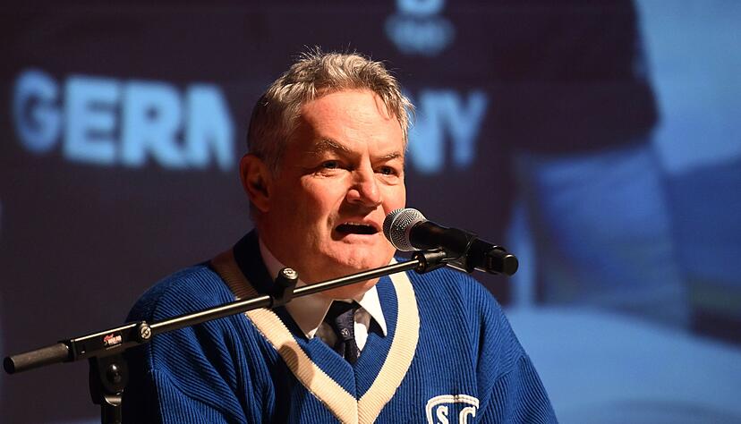 Michael Maurer, Präsident des Skiclubs Partenkirchen, würdigt Laura Dahlmeier. Michael Maurer, Präsident des Skiclubs Partenkirchen, würdigt Laura Dahlmeier.