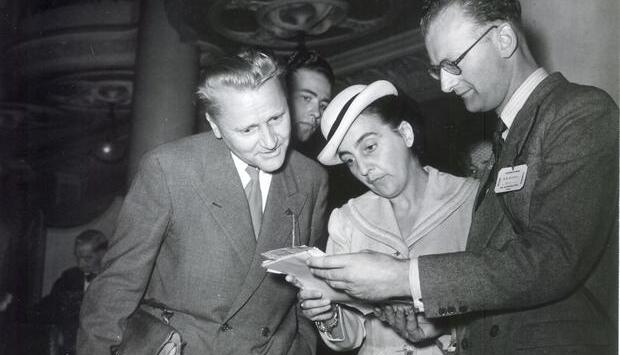 Zusammengestellt von Archiv und Dokumentation der Heilbronner Stimme 

1959 w&auml;hlt der international anerkannte deutsche Raketenspezialist Eugen S&auml;nger (li)  den Staatlichen Forst in Lampoldshausen als Standort f&uuml;r Raketentriebwerks-Pr&uuml;fst&auml;nde. S&auml;nger, hier abgebildet neben seine Ehefrau Irene S&auml;nger-Bredt und Arthur C. Clarke,  leitet das Forschungsinstitut f&uuml;r Physik der Strahlenantriebe.