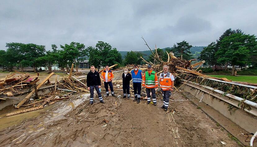 Helfer vom DRK Heilbronn sind im rheinland-pfälzischen Grafschaft im Einsatz (von links): Helmut Schuster, Daniel Etzel, Katja Weidner, Thomas Schenk, Markus Weber und Karl-Heinz-Schmitt. Foto: DRK Heilbronn