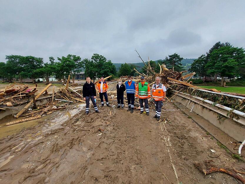 Helfer vom DRK Heilbronn sind im rheinland-pfälzischen Grafschaft im Einsatz (von links): Helmut Schuster, Daniel Etzel, Katja Weidner, Thomas Schenk, Markus Weber und Karl-Heinz-Schmitt. Foto: DRK Heilbronn