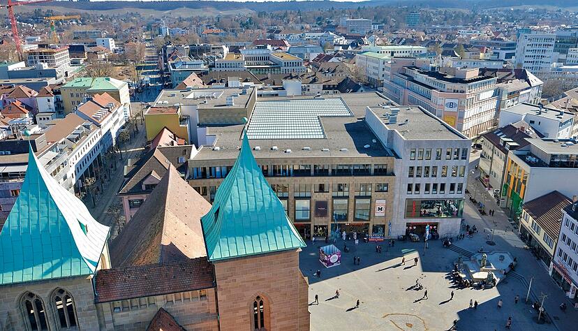 Statt Breuninger befinden sich auf dem ehemaligen Beilharz-Gel&auml;nde gegen&uuml;ber der Kilianskirche heute Woolworth, New Yorker und die Drogerie M&uuml;ller.