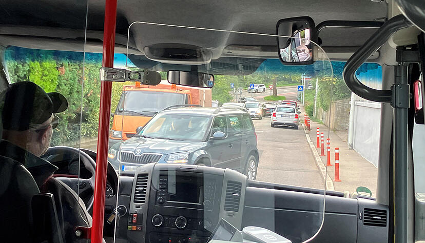 In der Adolf-Alter-Straße wird es eng. Verkehrsteilnehmer weichen auf Ausweichstraßen aus.