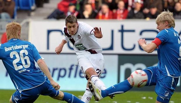 Die Hoffenheimer Ibertsberger (l) und Beck (r) k&ouml;nnen den Schuss von Ilicevic nicht verhindern.