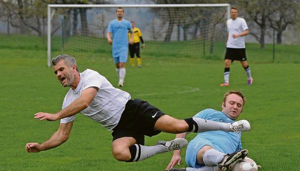 Es geht zur Sache: Frank Koser (links) und der TSV Eichtersheim haben viel Arbeit vor sich. Am Sonntag ist der Aufsteiger beim TSV D&uuml;hren zu Gast.Foto: Archiv/Kr&uuml;ger